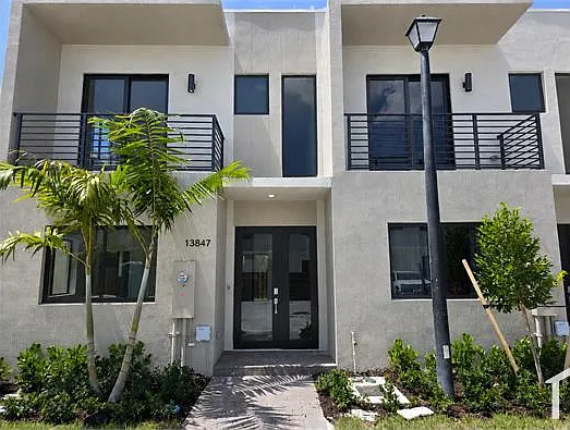 4 bed, $2,900 — Photo 2