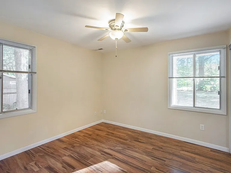 2426 Shasta Dr — Photo 13