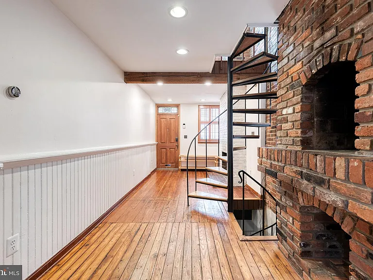 223 E Churchill St — Photo 13