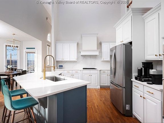 3rd image of 1028 Crestmont Rd