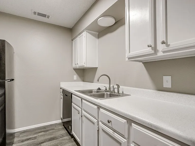 Watergate Apartments — Photo 12