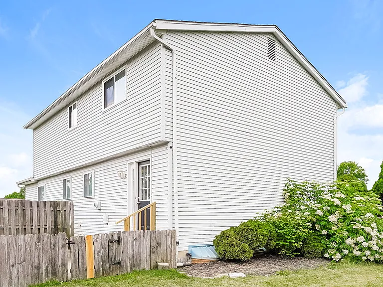 2422 Salem Ave — Photo 17