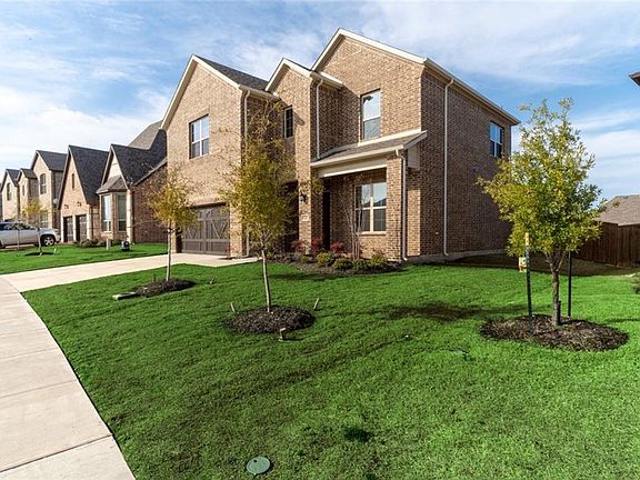 3rd image of 221 Crestlyn Dr