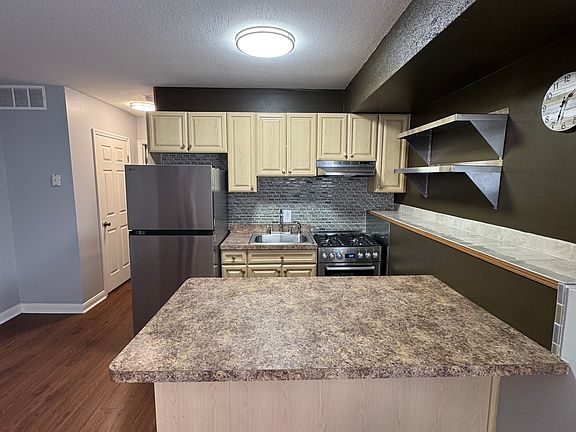 5th image of 22 Bentley Ln #2