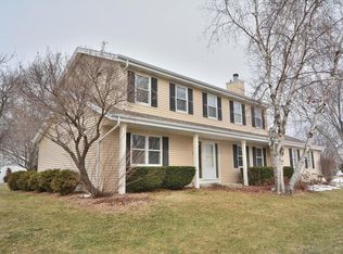 W236N6257 Hickory Dr, Sussex, WI 53089