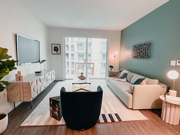 3rd image of 702 S Manhattan Pl #1