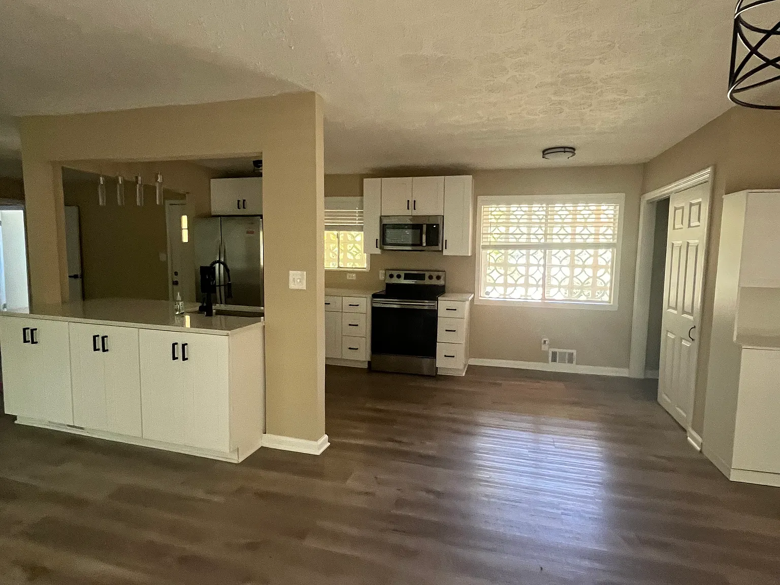 3 bed, 1346 sqft, $2,500 — Photo 4