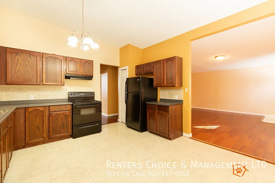 Pet Friendly Main Floor Suite with Utilities Included — Photo 3