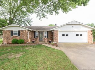 2121 Debbie Pl, Bartlesville, OK 74006