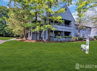 604 Woodhaven Dr, Edison, NJ 08817