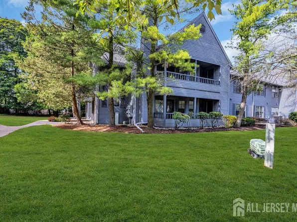 604 Woodhaven Dr, Edison, NJ 08817