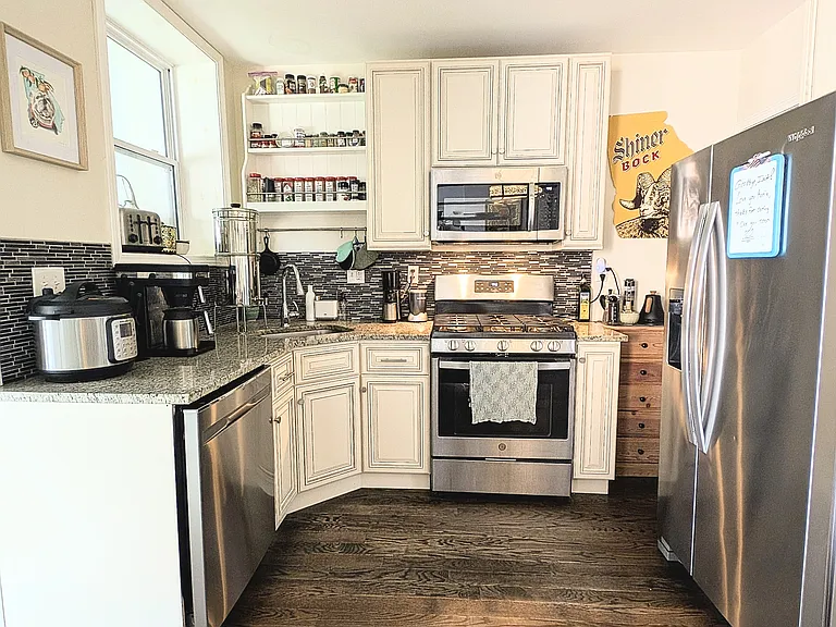 Cozy kitchen with new appliances (fridge & freezer, microwave, oven, gas stove, dishwasher, etc.). Plenty of storage space.