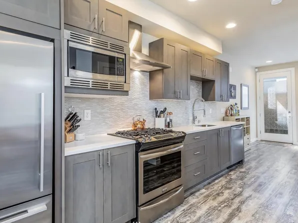 221 24th Ave E Unit A, Seattle, WA 98112
