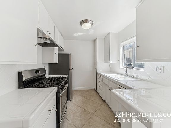 3rd image of 7544 Hampton Ave #105