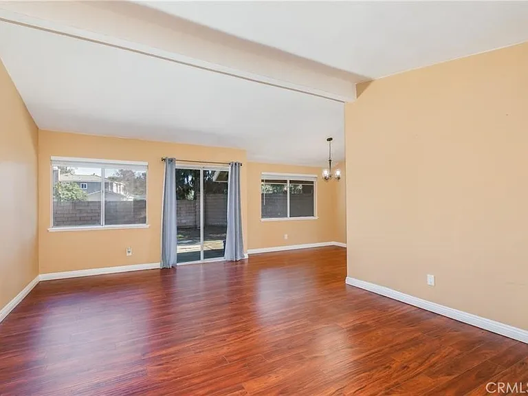 1044 Cogburn Ln — Photo 7