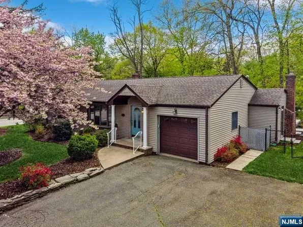 221 Emily Dr, Park Ridge, NJ 07656