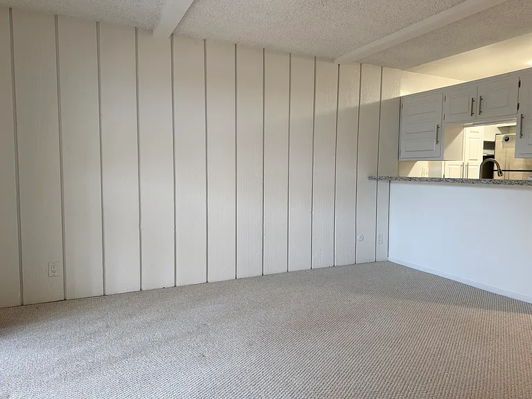 2250 N Beachwood Dr #203 — Photo 10