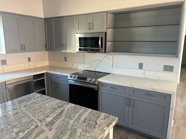 7760 Arrowhead Dr — Photo 2
