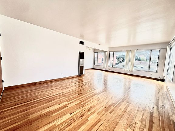 3rd image of 3728 Ingraham St Unit 12A