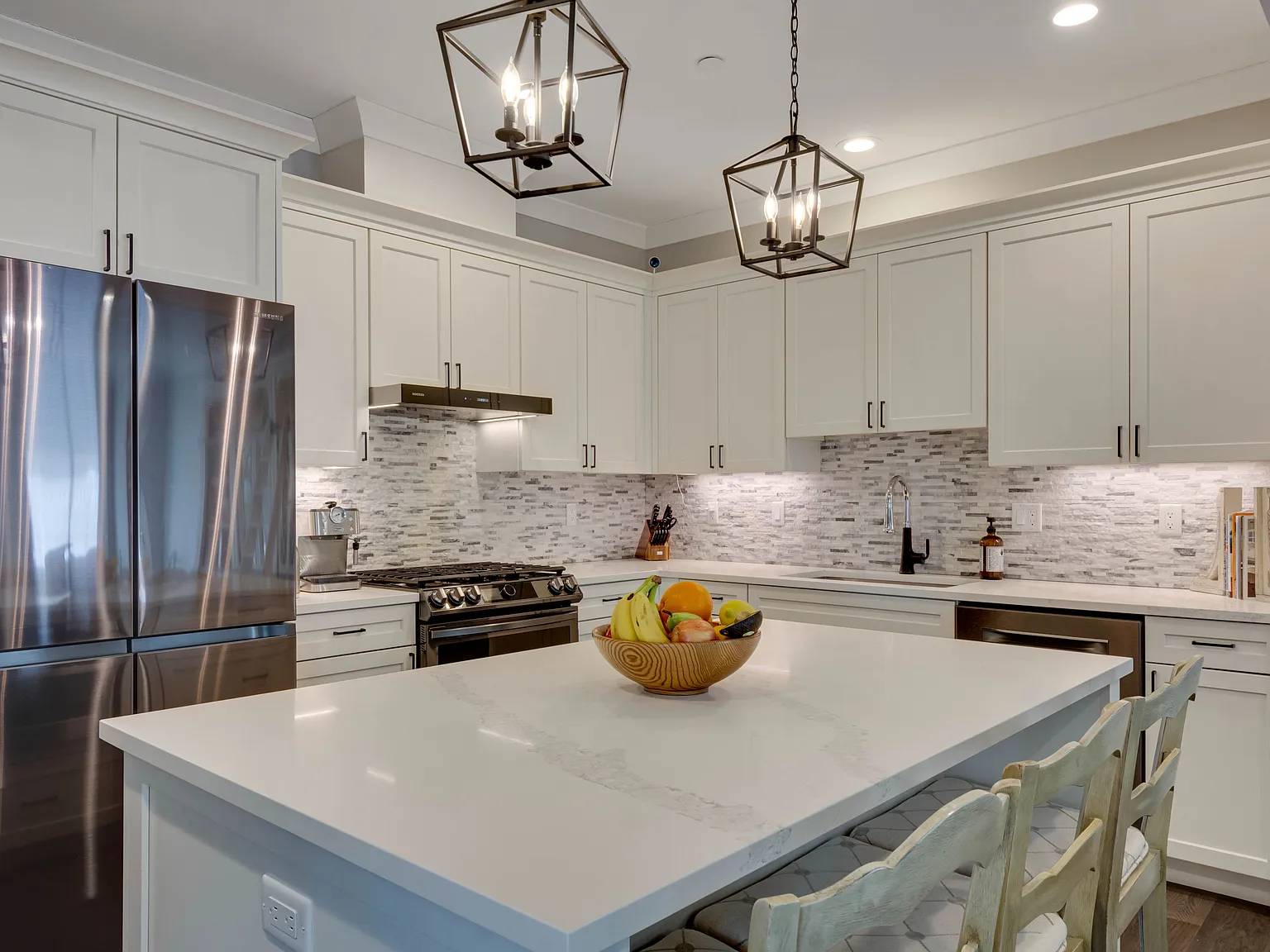2 bed, 2.5 bath, 2400 sqft, $4,500 — Photo 1