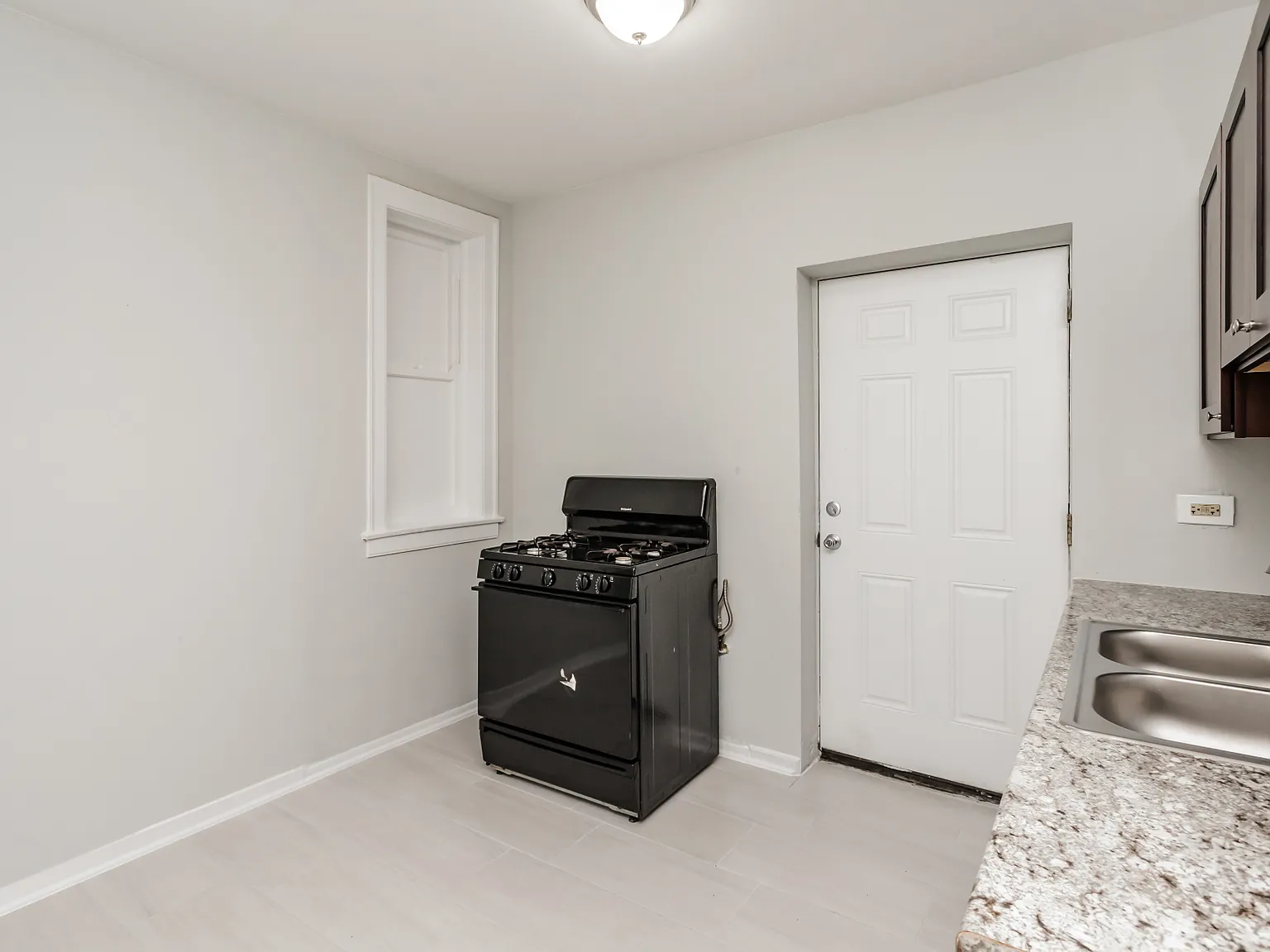 6901-17 S. Paxton/2211-17 E 69th St. — Photo 4