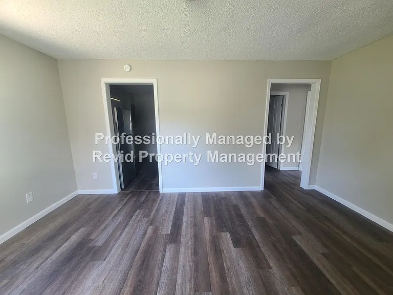 1882 E Person Ave — Photo 4