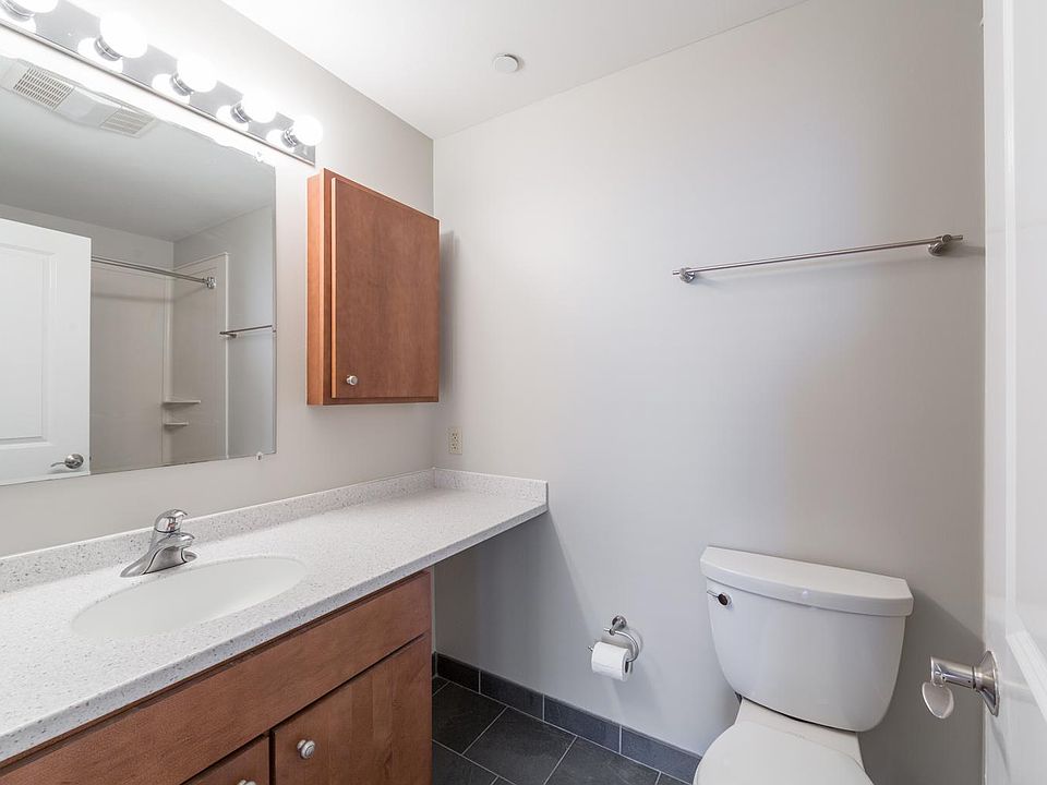 2nd image of 5 Rittenhouse Pl APT 33