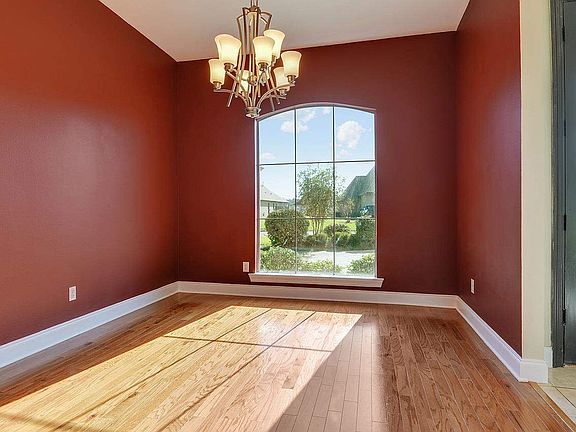 5th image of 22437 Balmoral Dr