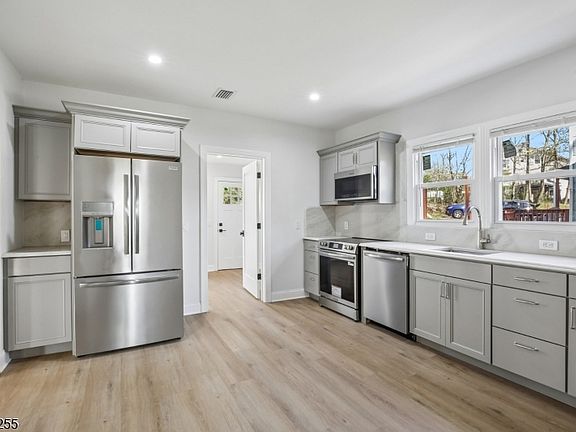 3rd image of 11 New St
