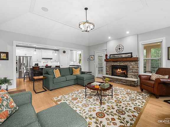 3rd image of 25 Retreat Ct
