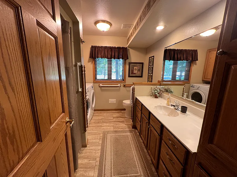Hall bathroom with washer / dryer and tub/shower