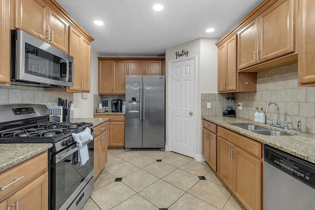 6 bed, 2.5 bath, 2156 sqft, $4,250 — Photo 2