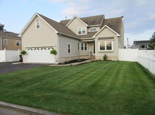 30 Wood Haven Rd, Toms River, NJ 08753