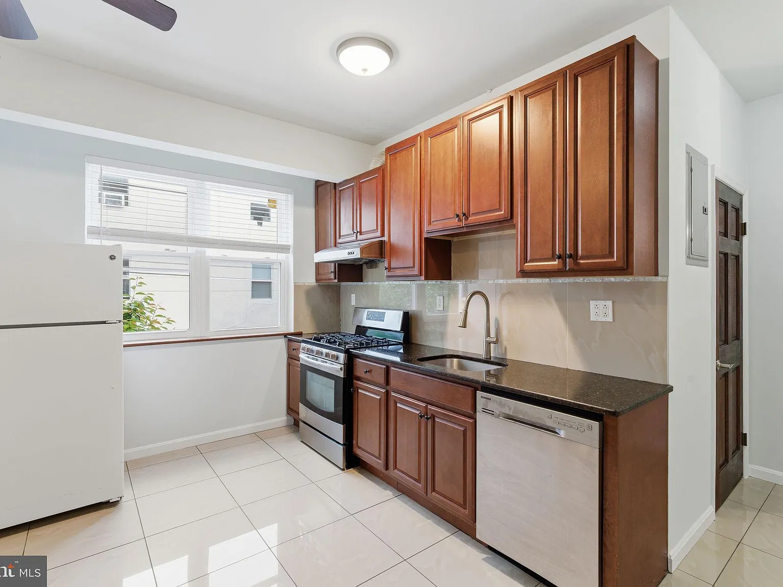 3 bed, 1100 sqft, $1,900 — Photo 4
