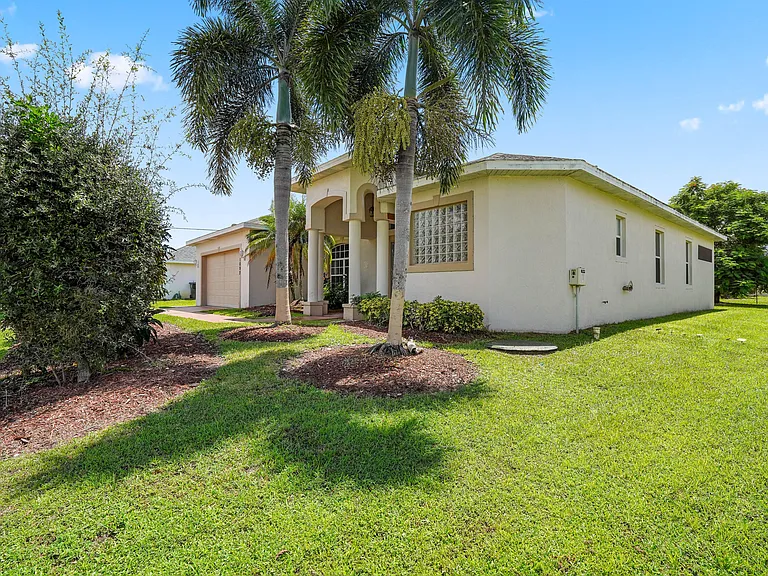 1092 SW Majorca Ave — Photo 4