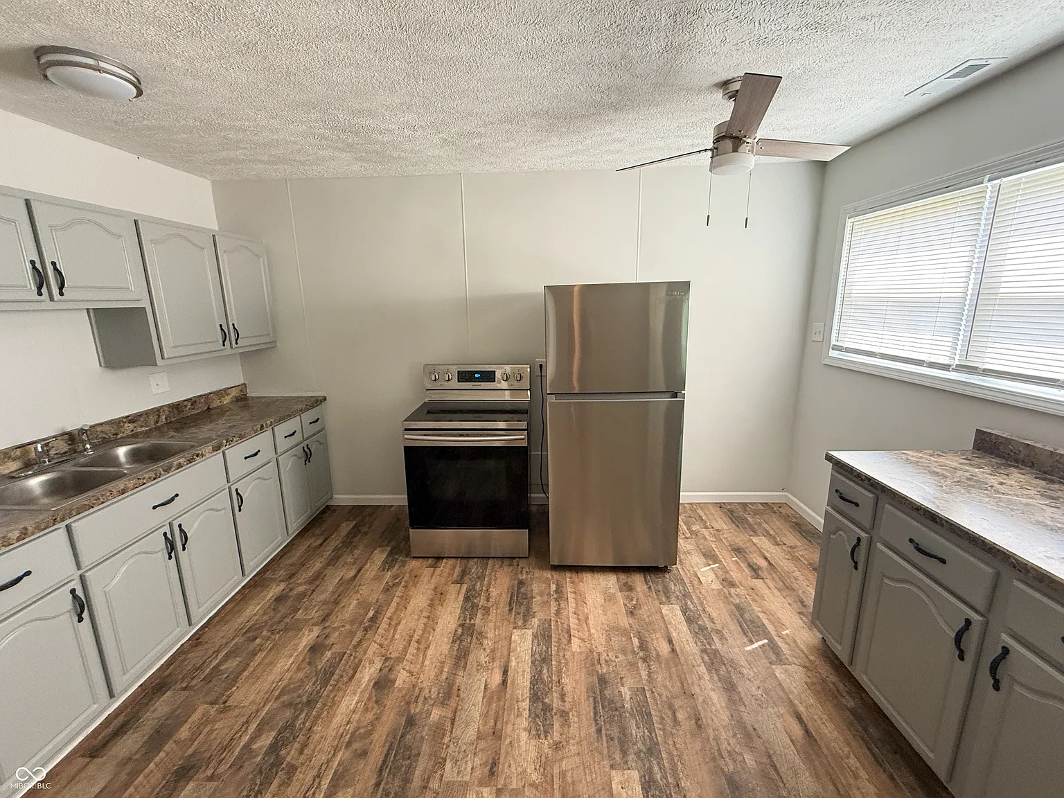 4 bed, 2.0 bath, 1061 sqft, $1,900 — Photo 3
