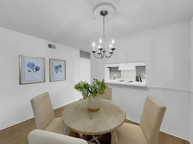 Chateau Orleans Apartments — Photo 46