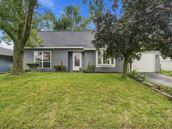 3720 Blue Mound Dr NE, Cedar Rapids, IA 52402