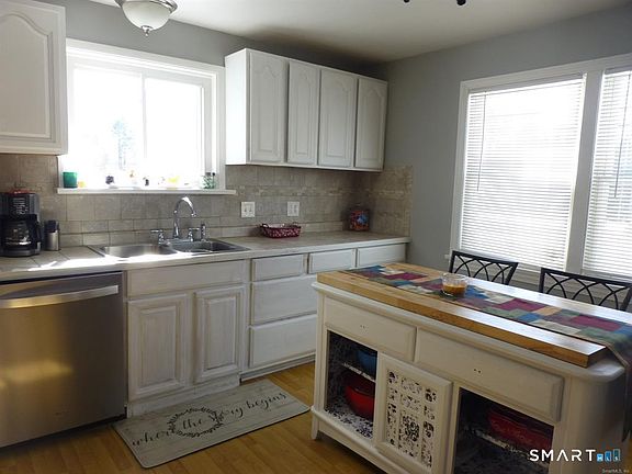 3rd image of 593 Mohegan Avenue Parkway