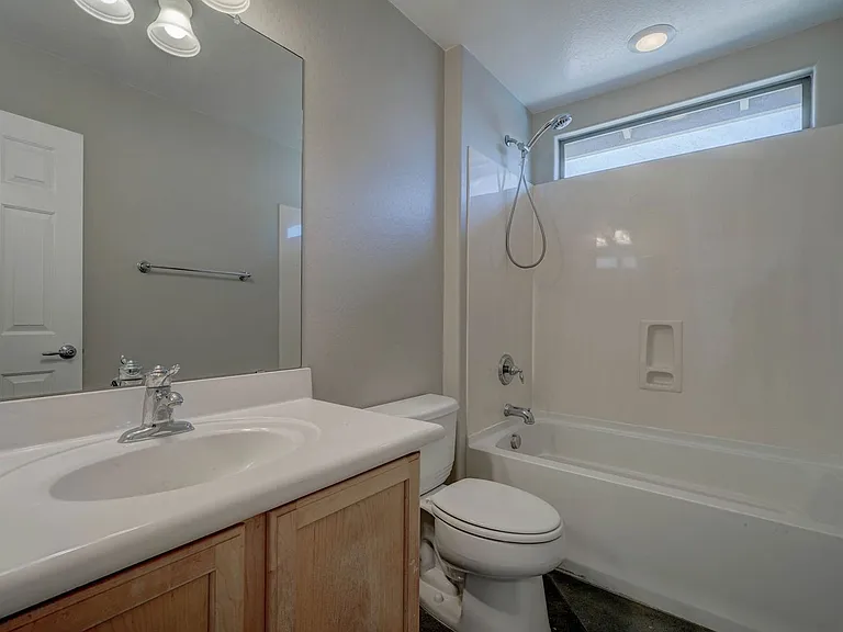 2143 W Marconi Ave — Photo 21