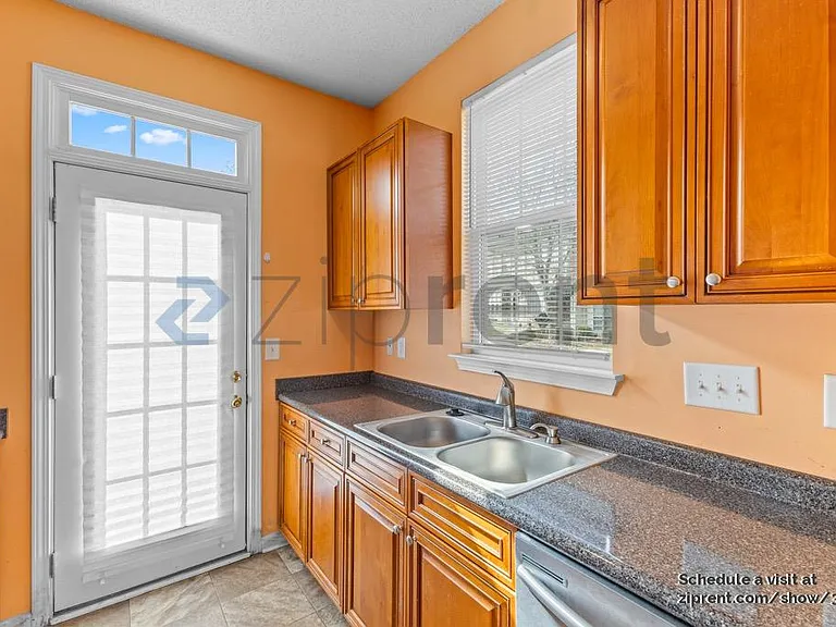 8104 Kings Creek Dr — Photo 5