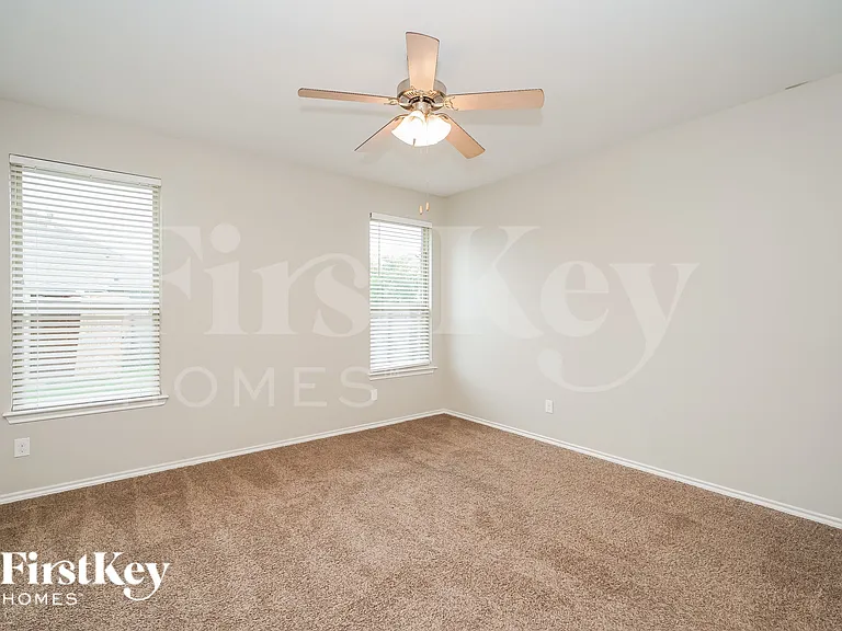 1724 Henderson Dr — Photo 11