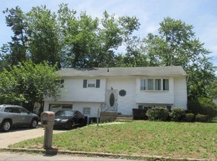 52 Newton Ave, Selden, NY 11784