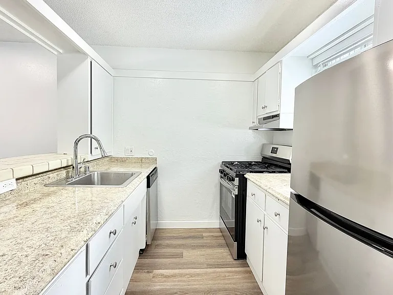 Alameda Apartments — Photo 8
