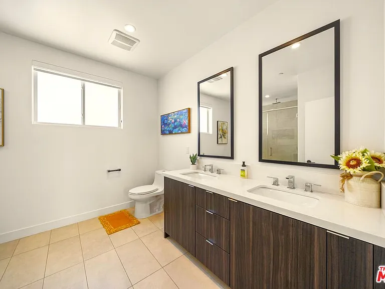 497 N Saint Andrews Pl — Photo 3