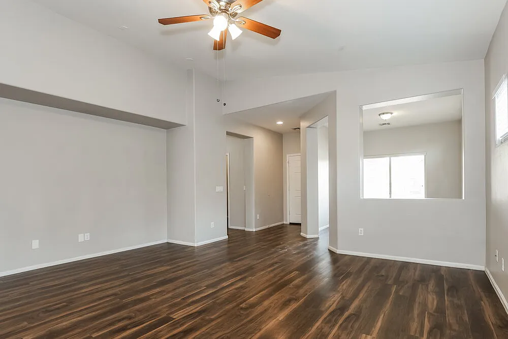 3 bed, 2.0 bath, 1711 sqft, $2,070 — Photo 3