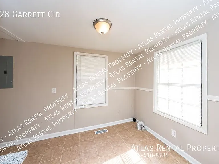 928 Garrett Cir — Photo 7