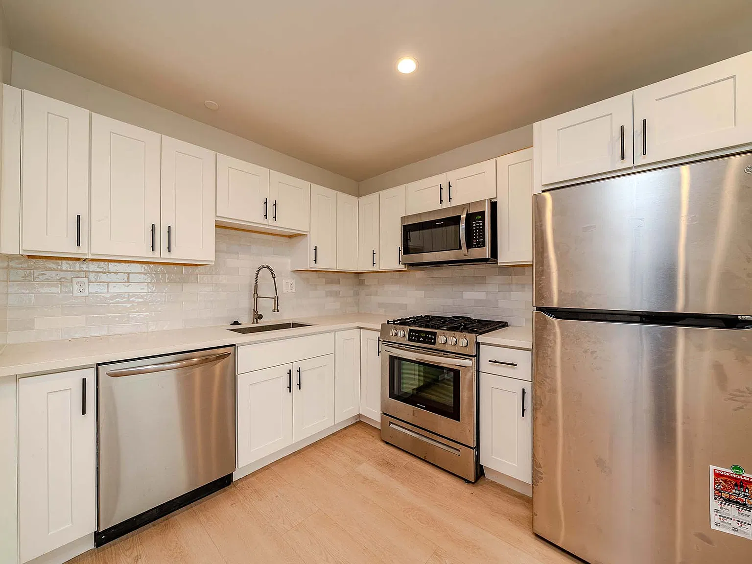686 S Ardmore Ave — Photo 2