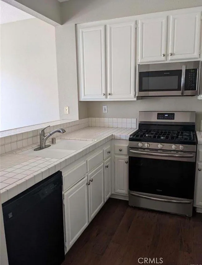 2 bed, 2.5 bath, 1091 sqft, $3,300 — Photo 3