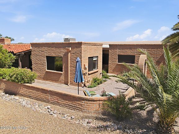 4th image of 812 W Desert Hills Dr